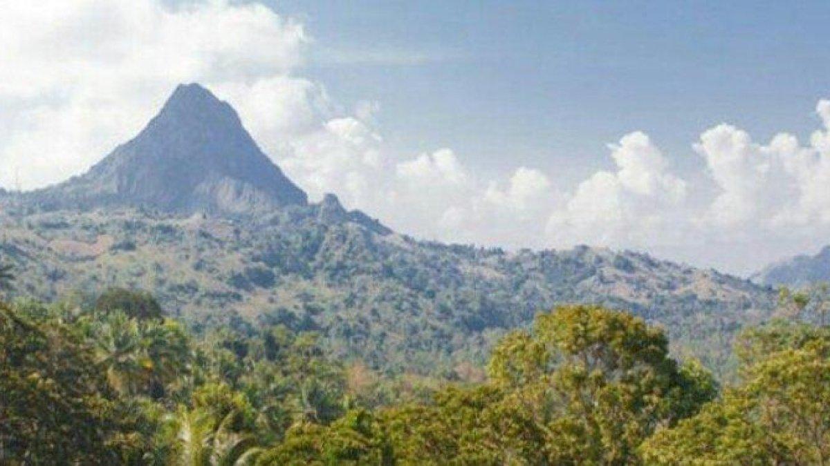 WISATA ALAM - Potret Gunung Gandang Dewata di Sulawesi Barat yang disadur dari TribunTravel.com pada Senin (3/3/2025). Gunung Gandang Dewata menyimpan kisah misteri.