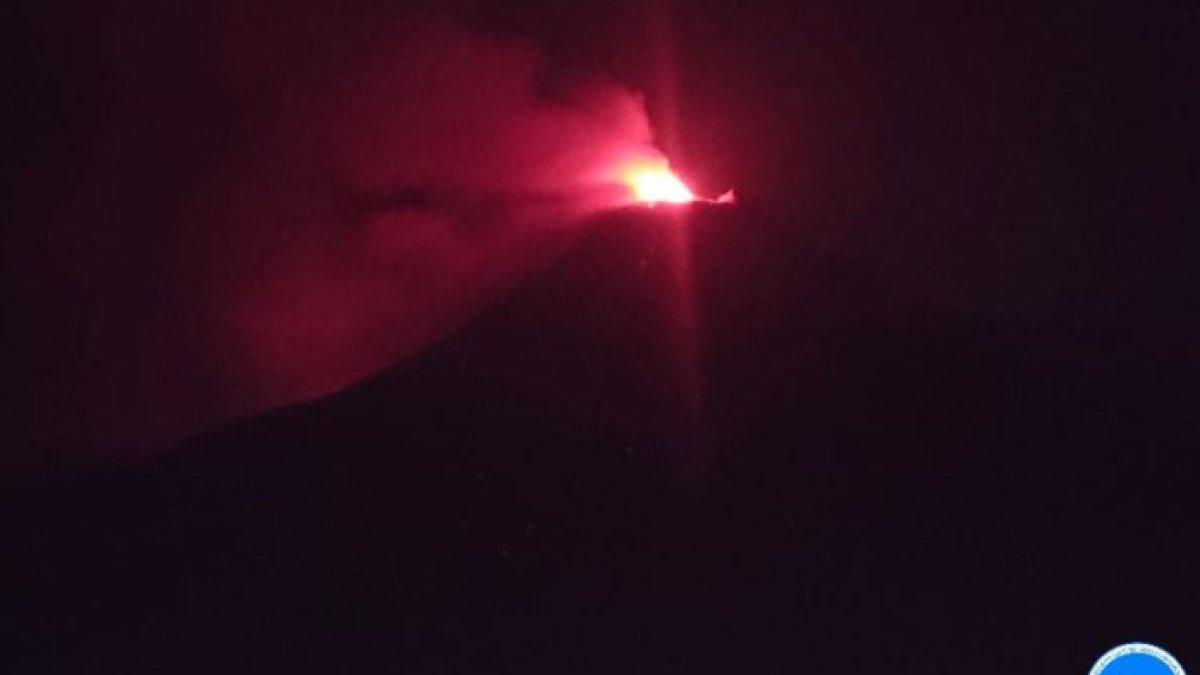 Gunung Lewotobi 8 kali luncurkan guguran lava pijar