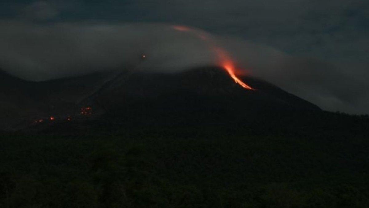 Gunung Lewotobi Laki-laki pada Selasa (23/1/2024) malam.