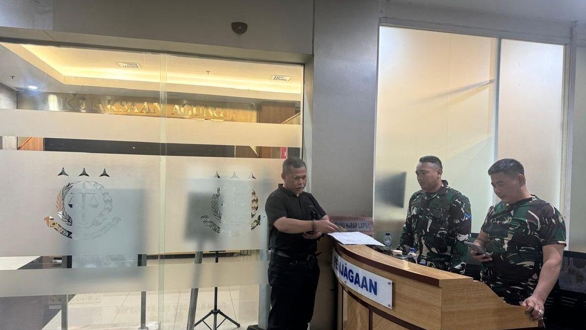 KASUS KORUPSI - Hakim Djuyamto mendatangi gedung Kejaksaan Agung (Kejagung) sebagai itikad baik memberikan klarifikasi terkait perkara yang menjerat Ketua Pengadilan Negeri (PN) Jakarta Selatan, Muhammad Arif Nuryanta pada Minggu (13/4/2025) dinihari.