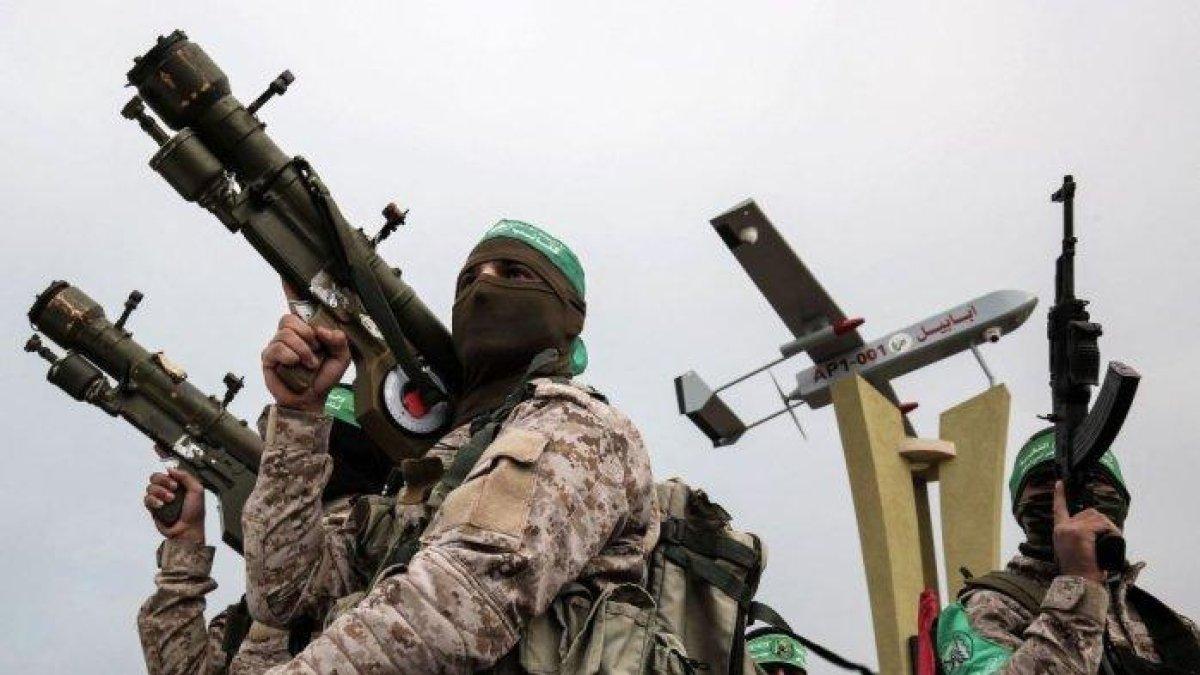 Brigade Al Qassam memamerkan rudal anti-bunker buatan Rusia, dalam serangkaian serangan darat melawan tentara Israel di kawasan Jabalia, Gaza Utara.