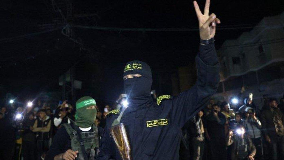 Pejuang Hamas dan Jihad Islam berfoto setelah menyerahkan sandera ke Palang Merah di Rafah, di Jalur Gaza selatan pada 28 November 2023. Hamas menyerahkan beberapa sandera ke Palang Merah di Gaza, seorang jurnalis AFP melihat, bagian dari pertukaran berdasarkan ketentuan gencatan senjata yang diperpanjang dalam perang Israel-Hamas. Para sandera, semuanya perempuan, diserahkan oleh pejuang bertopeng dan bersenjata kepada petugas Palang Merah di Rafah, dekat perbatasan dengan Mesir, kata wartawan tersebut.