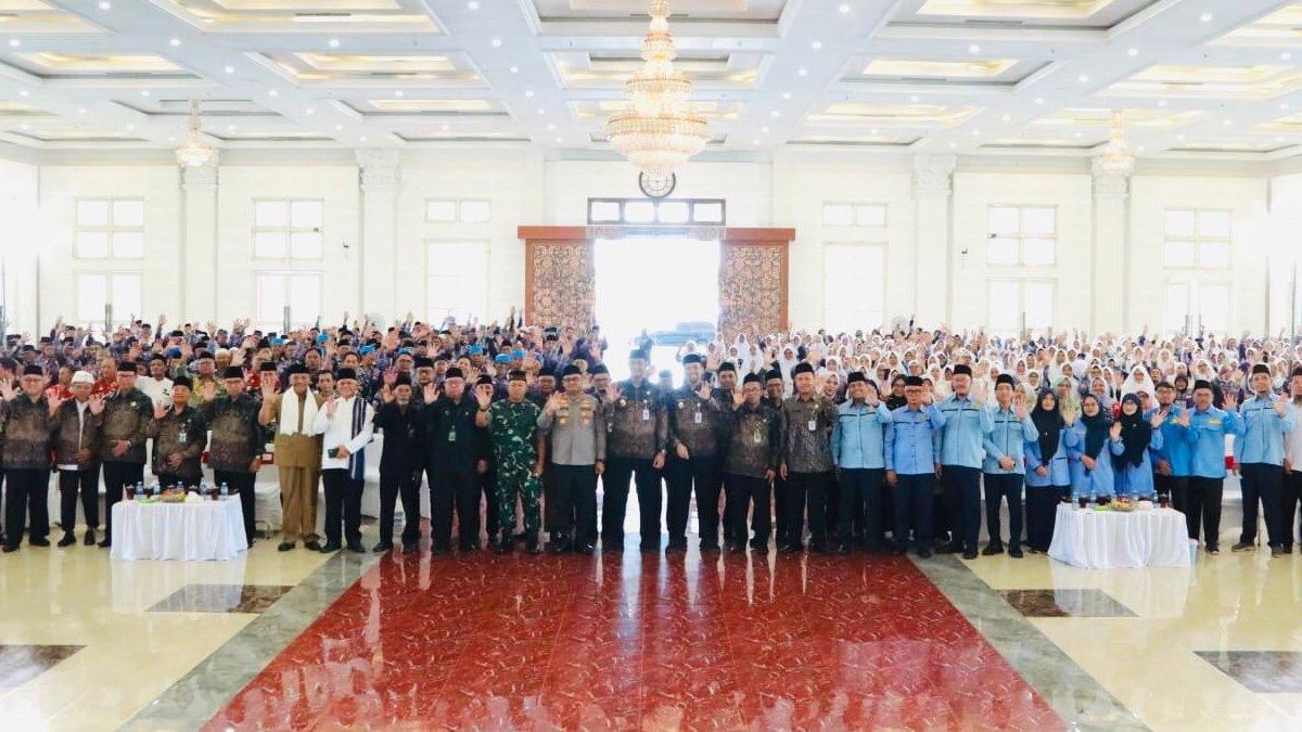 CALHAJ ASAL KLATEN - Bupati Klaten Hamenang Wajar Ismoyo dan Wabup Benny Indra Ardhianto bersama calhaj asal Kabupaten Klaten tahun 2025, dalam acara pamitan haji yang digelar di Grha Bung Karno, Selasa (6/5/2025).