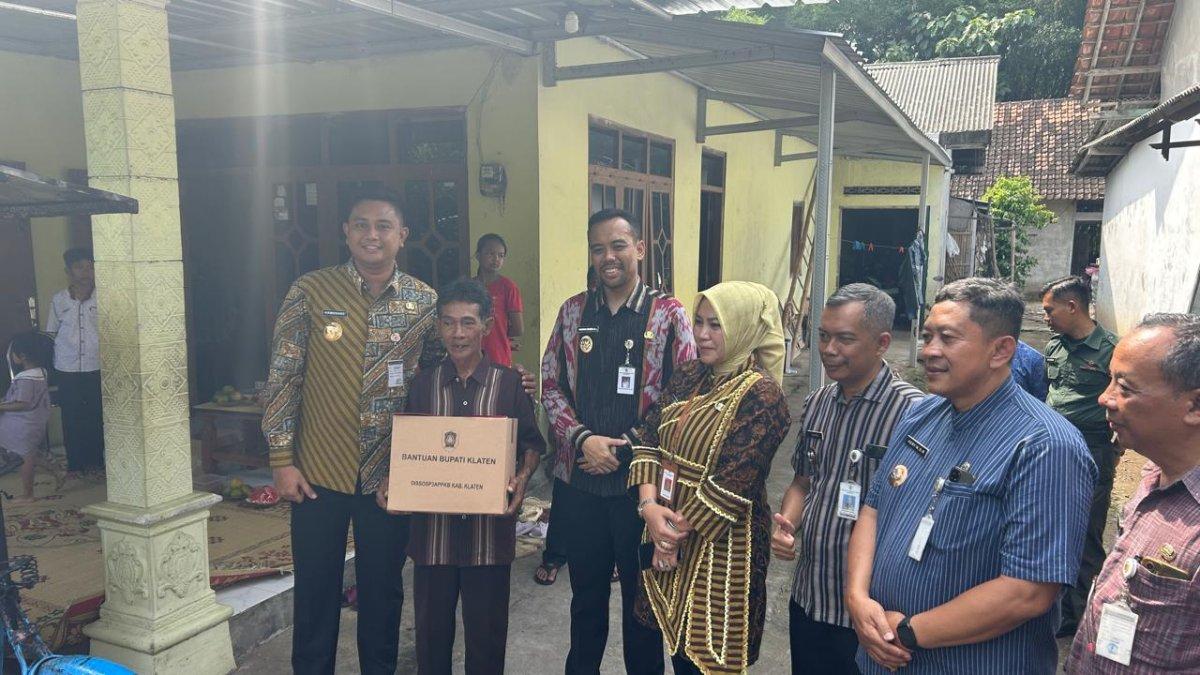 BANTUAN BUPATI - Bupati Klaten Hamenang Wajar Ismoyo dan Wakil Bupati Benny Indra Ardhianto menyerahkan bantuan kepada Sahir, Kamis (15/5/2025), pemilik gerobak pempek yang terbakar pada Rabu (14/5/2025). 
