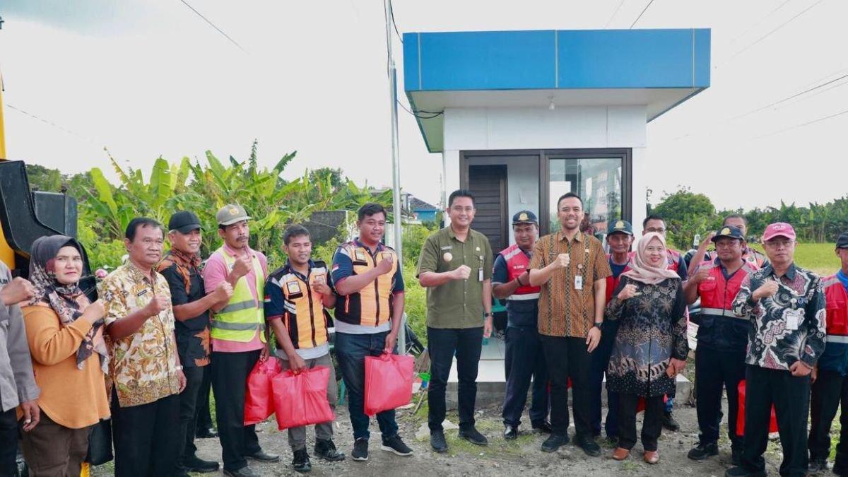 INFO KLATEN - Bupati Klaten Hamenang Wajar Ismoyo bersama Wakil Bupati Klaten Benny Indra Ardhianto melakoni kegiatan berbagi palang pintu kereta Desa Boto, Kecamatan Wonosari, Klaten, Jumat (7/3/2025).