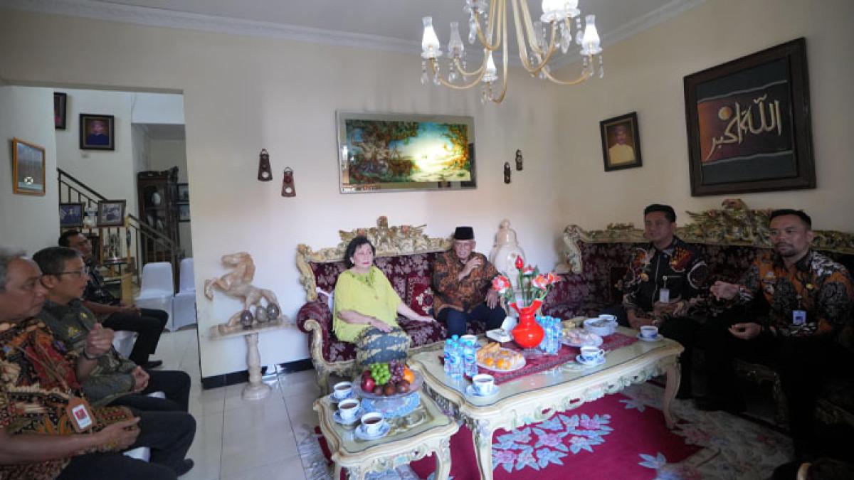 BUPATI HAMENANG ANJANGSANA - Bupati Klaten Hamenang Wajar Ismoyo, didampingi Wabup Benny Indra Ardhianto bersama jajaran pejabat di lingkungan Pemkab Klaten anjangsana ke kediaman Bupati Klaten periode 1985–1995, Suhardjono, di Yogyakarta, Jumat (25/7/2025).