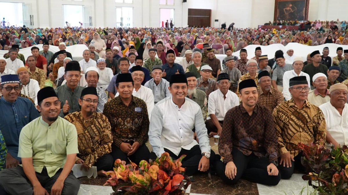 PENGAJIAN MUHAMMADIYAH KLATEN - Bupati Klaten Hamenang Wajar Ismoyo dan Wakil Bupati Benny Indra Ardianto bersama ribuan jamaah Pengajian Tarjih Muhammadiyah Klaten di Grha Bung Karno, Kelurahan Buntalan, Kecamatan Klaten Tengah, Klaten, pada Jumat (9/5/2025).