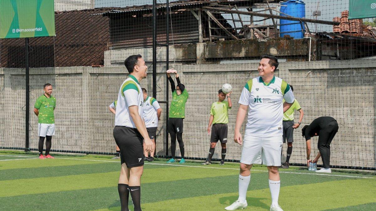 MINI SOCCER KLATEN - Bupati dan Wabup Klaten Hamenang-Benny turun langsung ke lapangan, ikut meramaikan fun game mini soccer bersama sejumlah pemain lokal, usai meresmikan Klaten International Mini Soccer, pada Minggu (11/5/2025).