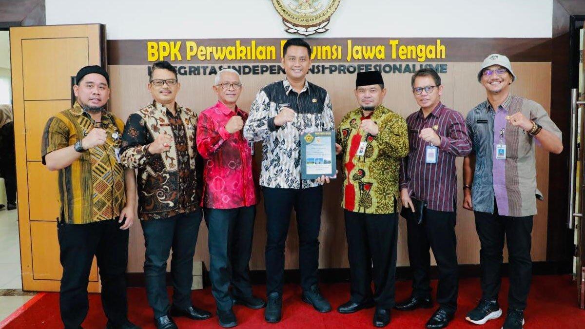PRESTASI KLATEN - Bupati Klaten Hamenang Wajar Ismoyo menerima secara langsung Laporan Hasil Pemeriksaan (LHP) atas Laporan Keuangan Pemerintah Daerah (LKPD) Kabupaten Klaten tahun anggaran 2024 dari Badan Pemeriksa Keuangan (BPK) perwakilan Jawa Tengah di Kantor BPK Jateng, Kamis (5/6/2024)