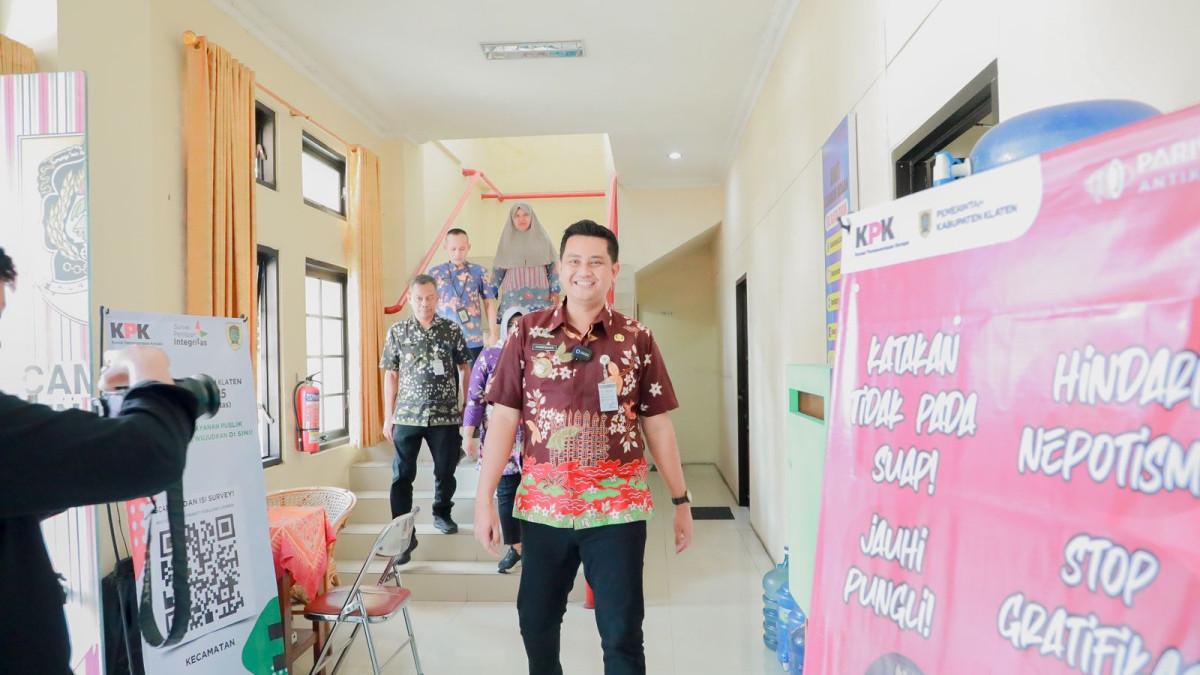 HAMENANG SIDAK ASN - Bupati Klaten Hamenang Wajar Ismoyo sidak di Kantor Kecamatan Klaten Tengah.