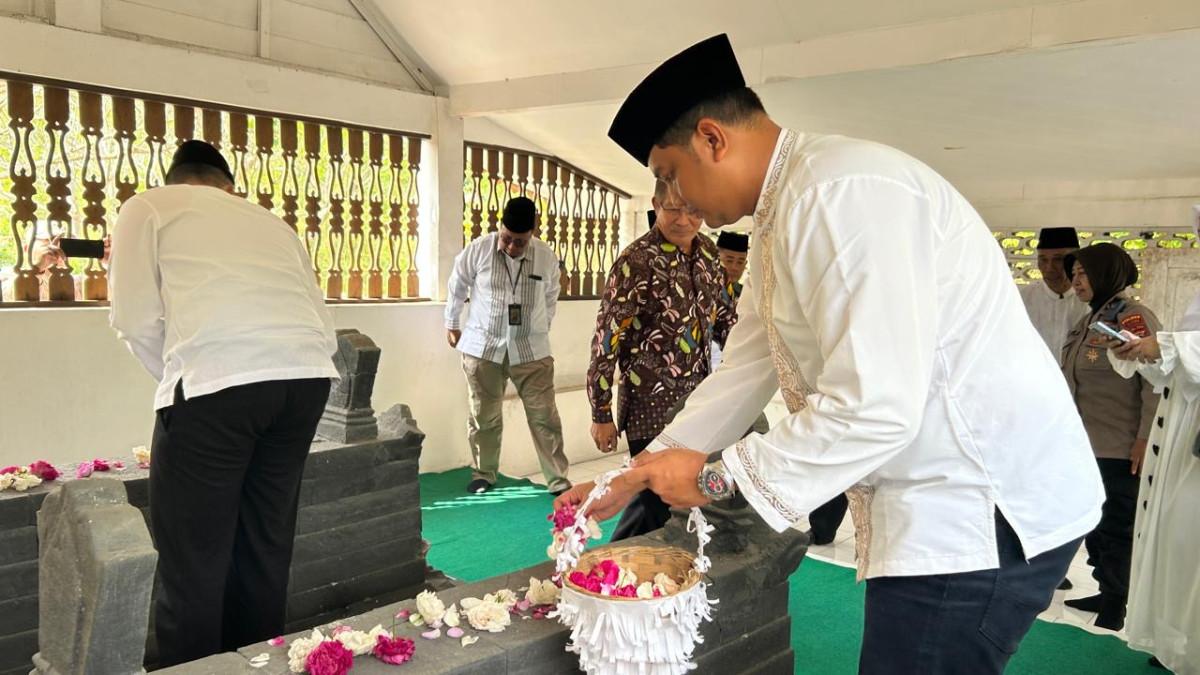 ZIARAH BUPATI KLATEN - Bupati Klaten Hamenang Wajar Ismoyo dan Wabup Klaten Benny Indra Ardhianto saat berziarah di makam Bupati Klaten kedua KRT Mangundilaga I, di Desa Jimbung, Kecamatan Kalikotes, Kamis (24/7/2025).