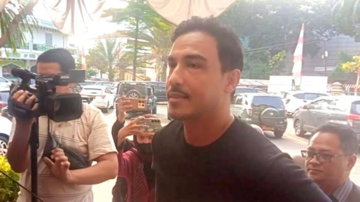 LAPORAN HAMISH DAUD - Aktor Hamish Daud mendatangi Polres Metro Jakarta Selatan, Jumat (18/7/2025). Tak sendiri, ia didampingi Sandy Arifin, seorang pengacara.