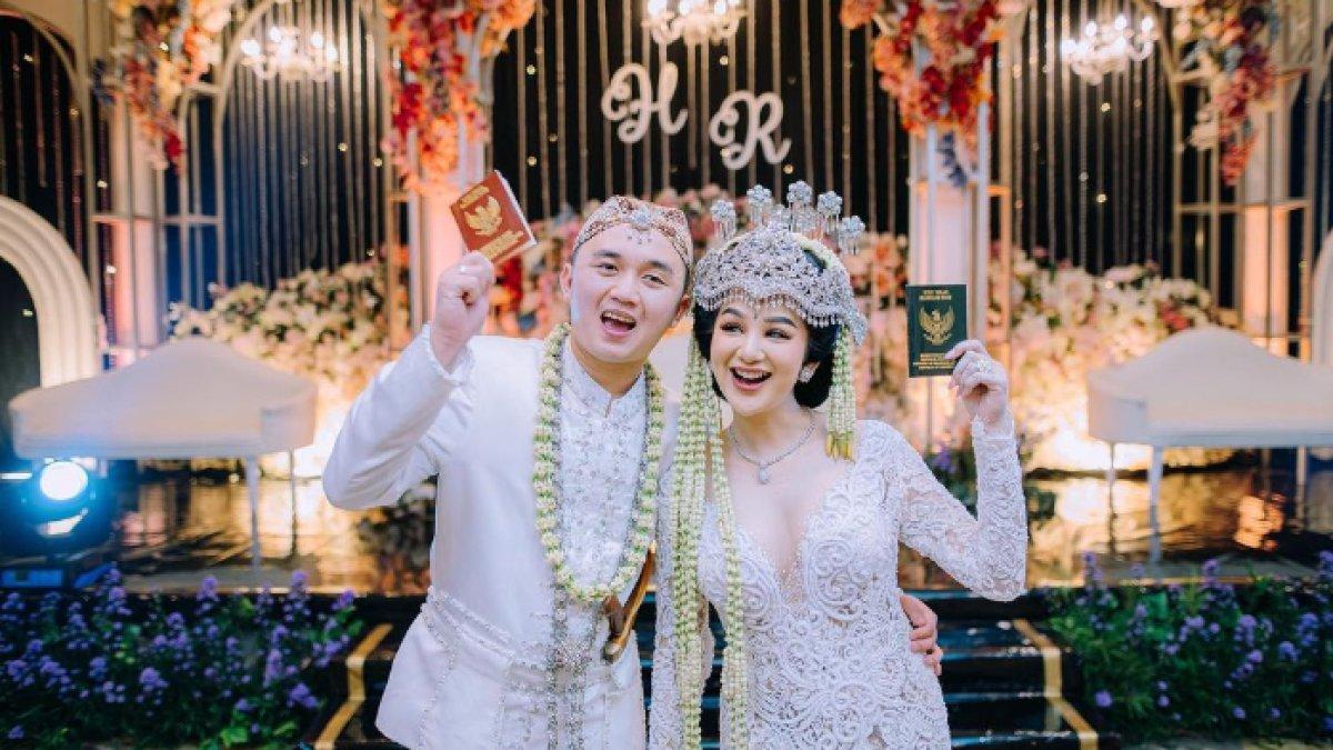 Hana Hanifah saat menikah dengan pria idamannya.