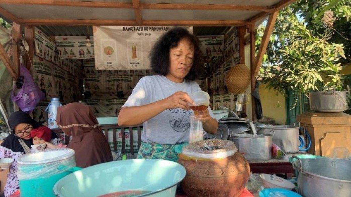 DAWET LEGENDARIS KLATEN - Handayani, penjual Dawet Beras Handayani yang terletak di depan gapura Gang Latar Putih, Jalan Rajawali, Kelurahan Bareng, Kecamatan Klaten Tengah, Klaten. Foto diambil Senin (25/9/2023)