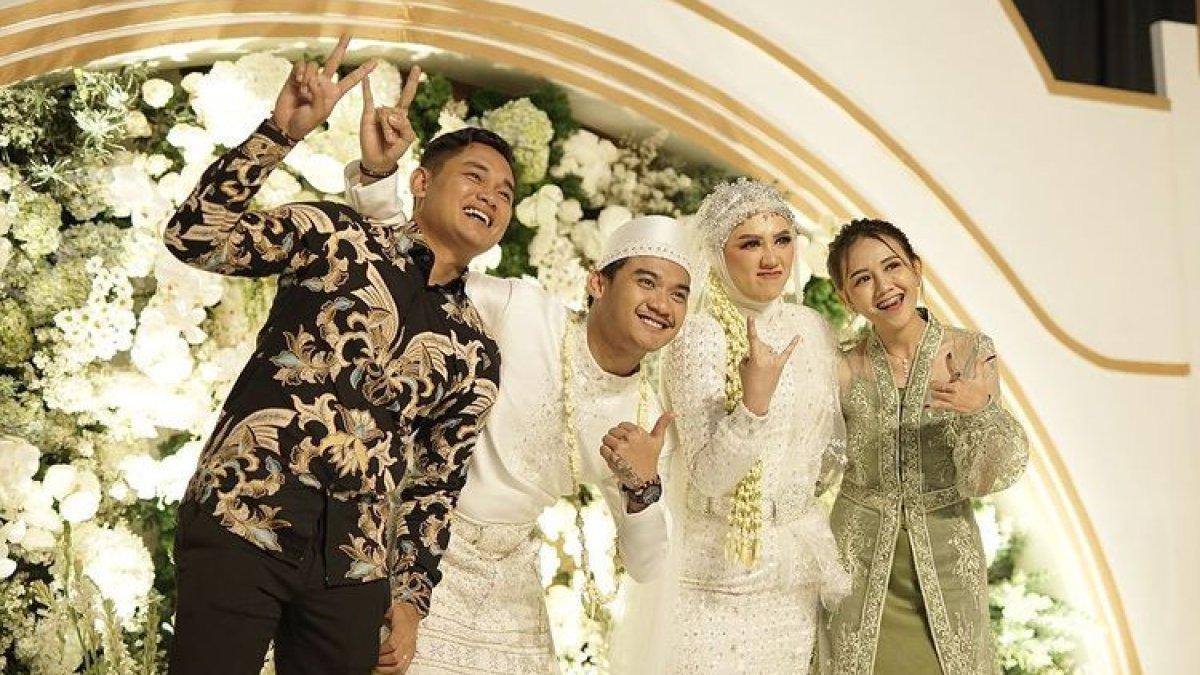 Happy Asmara membagikan foto pernikahannya dengan penyanyi Gilga Sahid.