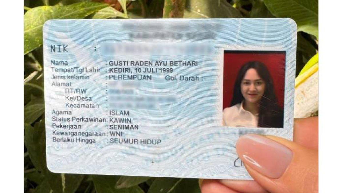 Happy Asmara pamerkan KTP