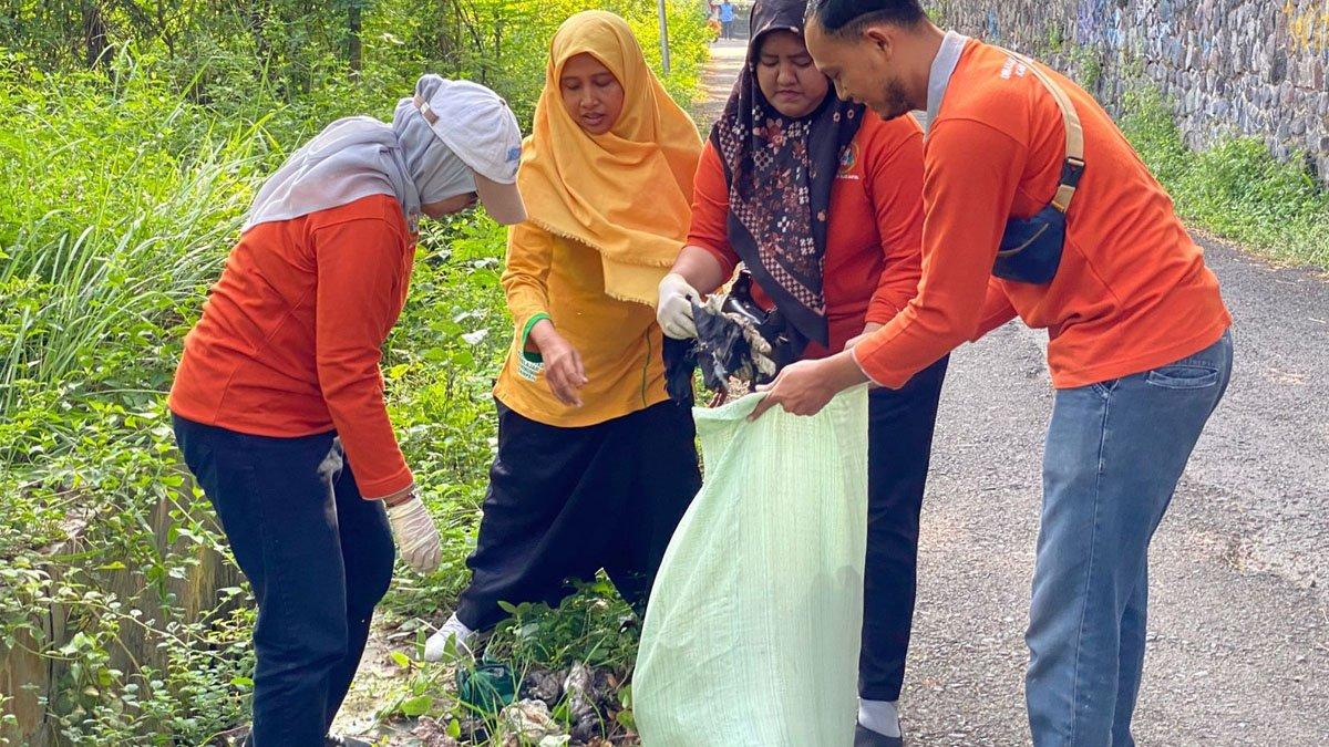 HARI LINGKUNGAN HIDUP - Memperingati Hari Lingkungan Hidup Sedunia, DLH Klaten menggelar aksi bersih-bersih lingkungan di tiga titik wilayah Kabupaten Klaten.