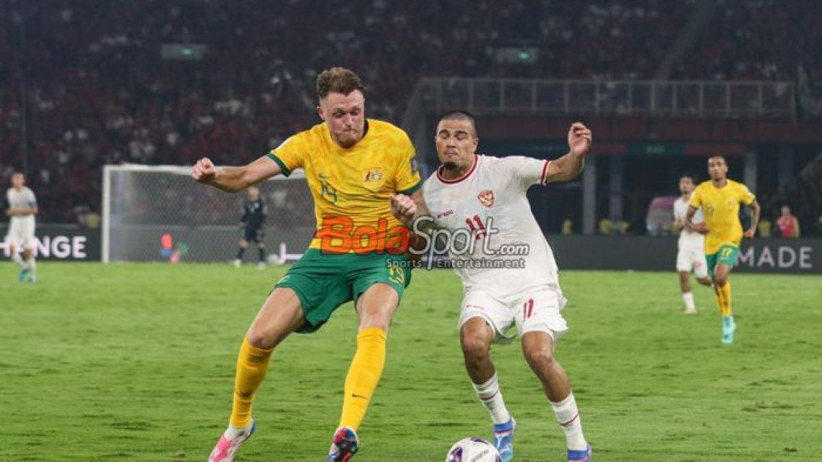 DUEL SENGIT RAGNAR - Harry Souttar (kiri) sedang berduel dengan Ragnar Oratmangoen (kanan) dalam laga babak ketiga Kualifikasi Piala Dunia 2026 antara timnas Indonesia versus timnas Australia di Stadion Utama Gelora Bung Karno, Senayan, Jakarta, Selasa (10/9/2024) malam.