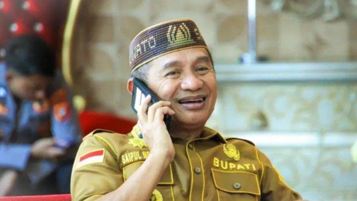 PROFIl BUPATI POHUWATO - Hasil RUPS Bank SulutGo ditanggapi hati-hati oleh Saipul Mbuinga, Bupati Pohuwato, Gorontalo. Meski mengaku kecewa, bupati dua periode ini belum memberikan jawaban keras. Kebalikannya, ia terlihat hati-hati.