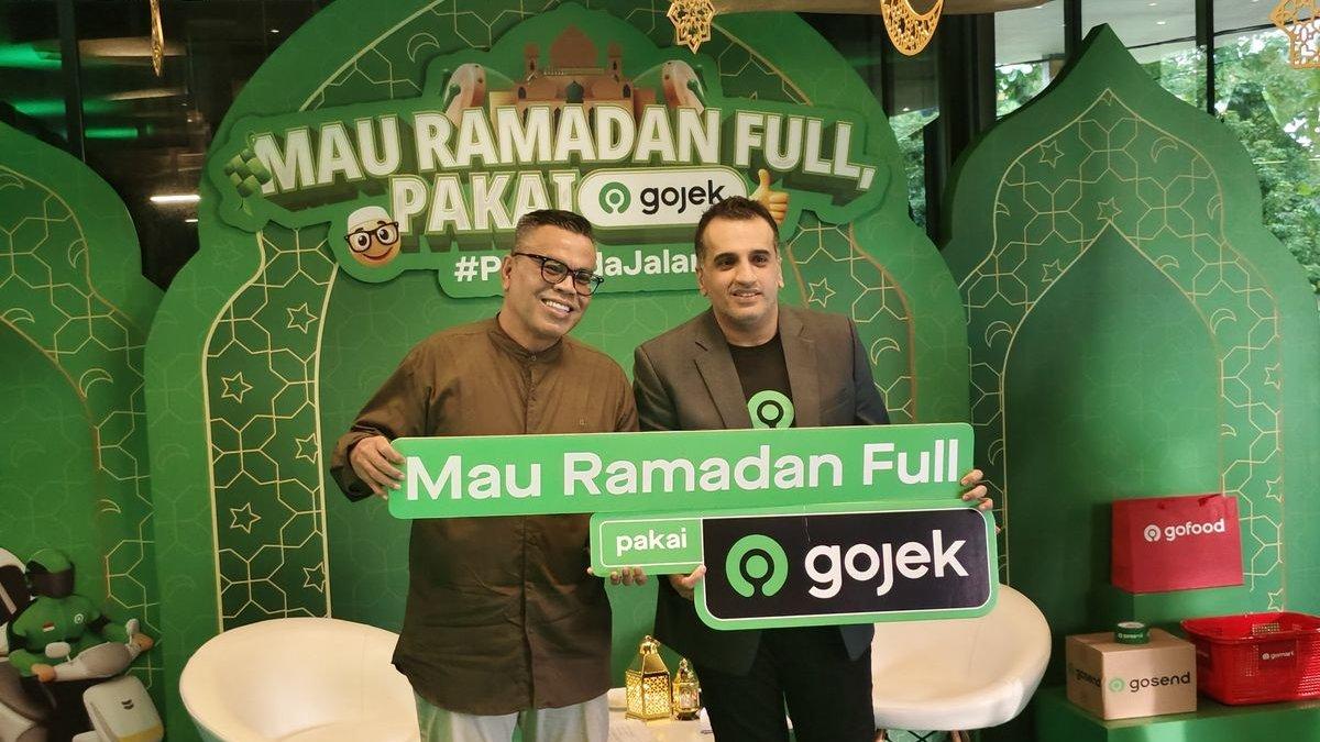 PETINGGI GOJEK - Head of Marketing Gojek Bharat Bukan (kanan) dan Komedian Abdel Achrian (kiri) saat press conference Gojek Mau Ramadan Full Pakai Gojek di Jakarta Pusat, Jumat (7/3/2025). Promo Spesial Lebaran 2025.