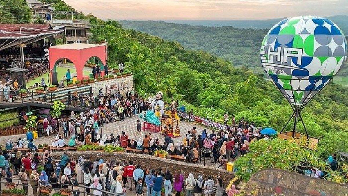 WISATA JOGJA - Suasana Heha Sky View di Jogja yang ramai dipadati pengunjung, Jumat (28/2/2025). Heha Sky View bisa menjadi tempat wisata pilihan untuk liburan akhir pekan dengan tarif terjangkau.
