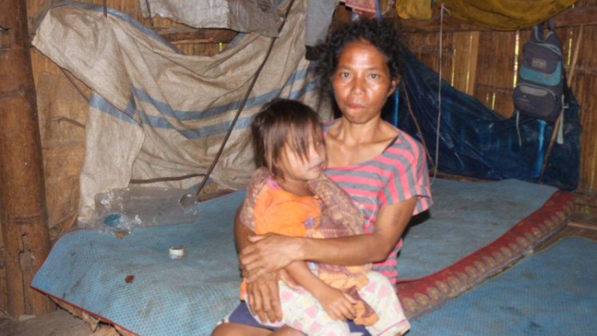 Maria Evin (42), adalah warga Dusun Heso, Desa Golo Wune, Kecamatan Lamba Leda Selatan Kabupaten Manggarai Timur, NTT, tinggal di gubuk reyot nyaris ambruk.