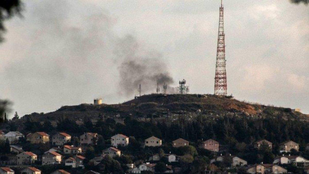 Gambar yang diambil pada tanggal 31 Desember 2023 dari Lebanon selatan ini menunjukkan asap mengepul melintasi perbatasan di Israel utara di sekitar fasilitas militer di Metula setelah gerakan Syiah Lebanon, Hizbullah, meluncurkan rentetan roket di tengah ketegangan lintas batas yang sedang berlangsung saat pertempuran terus berlanjut antara kedua negara.
