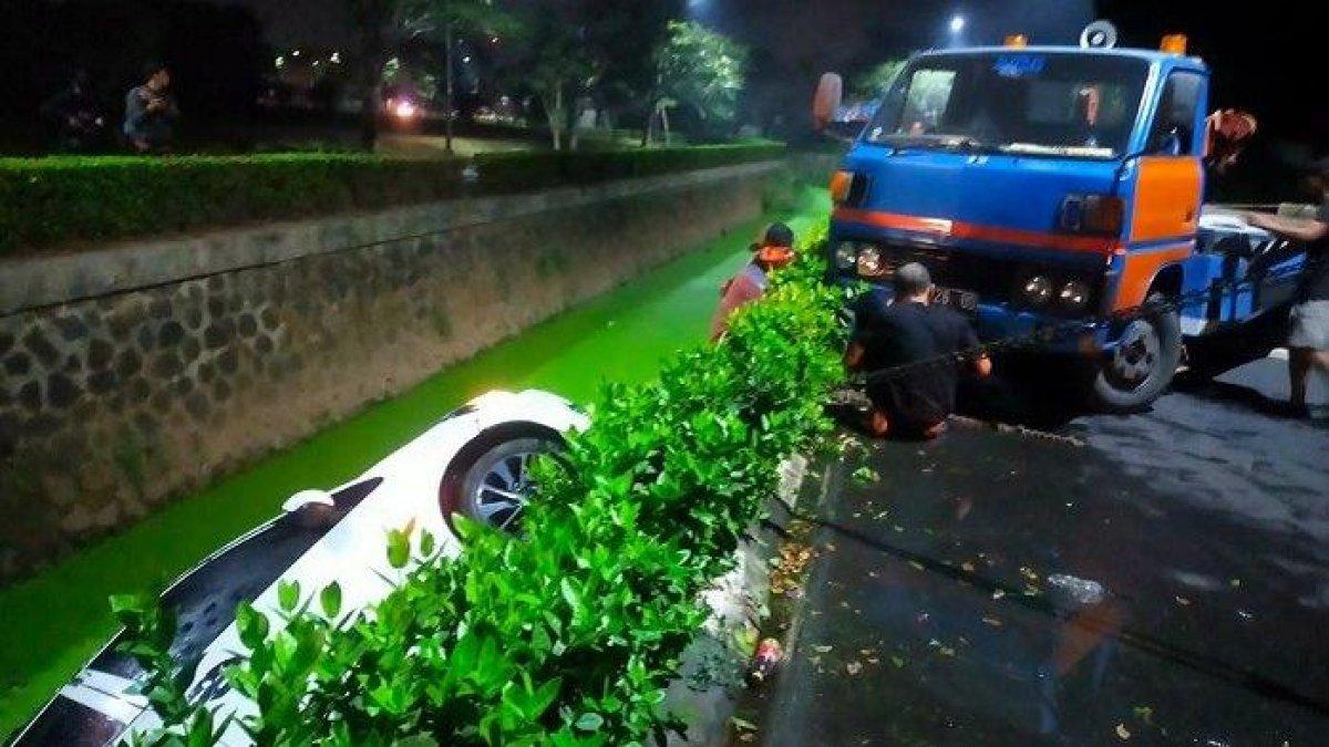 Honda Brio terjun ke saluran air di Cileungsi