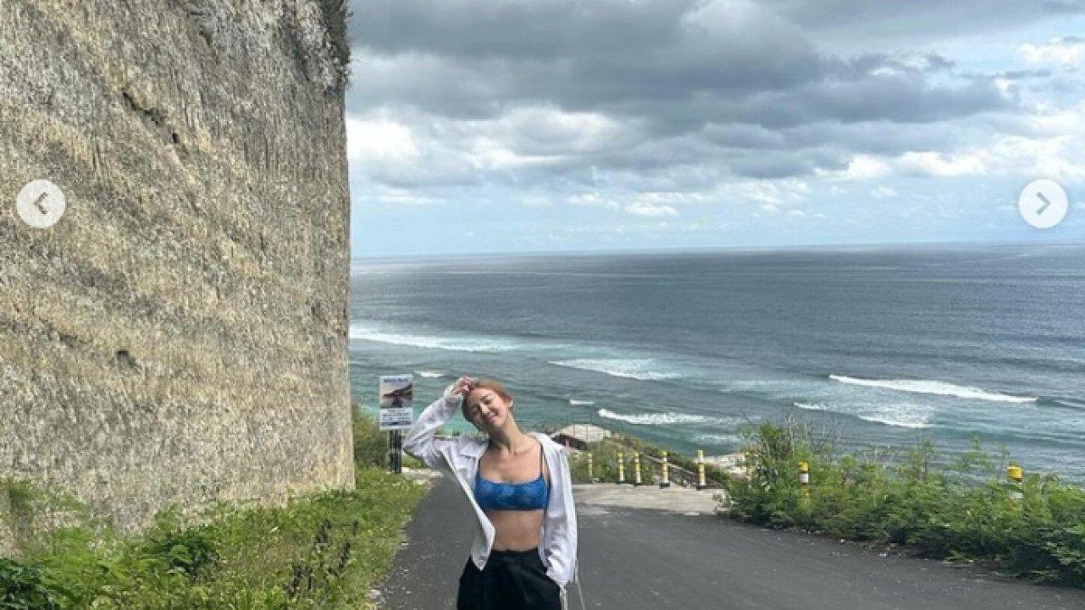 Hyoyeon menikmati Bali seperti warga lokal.