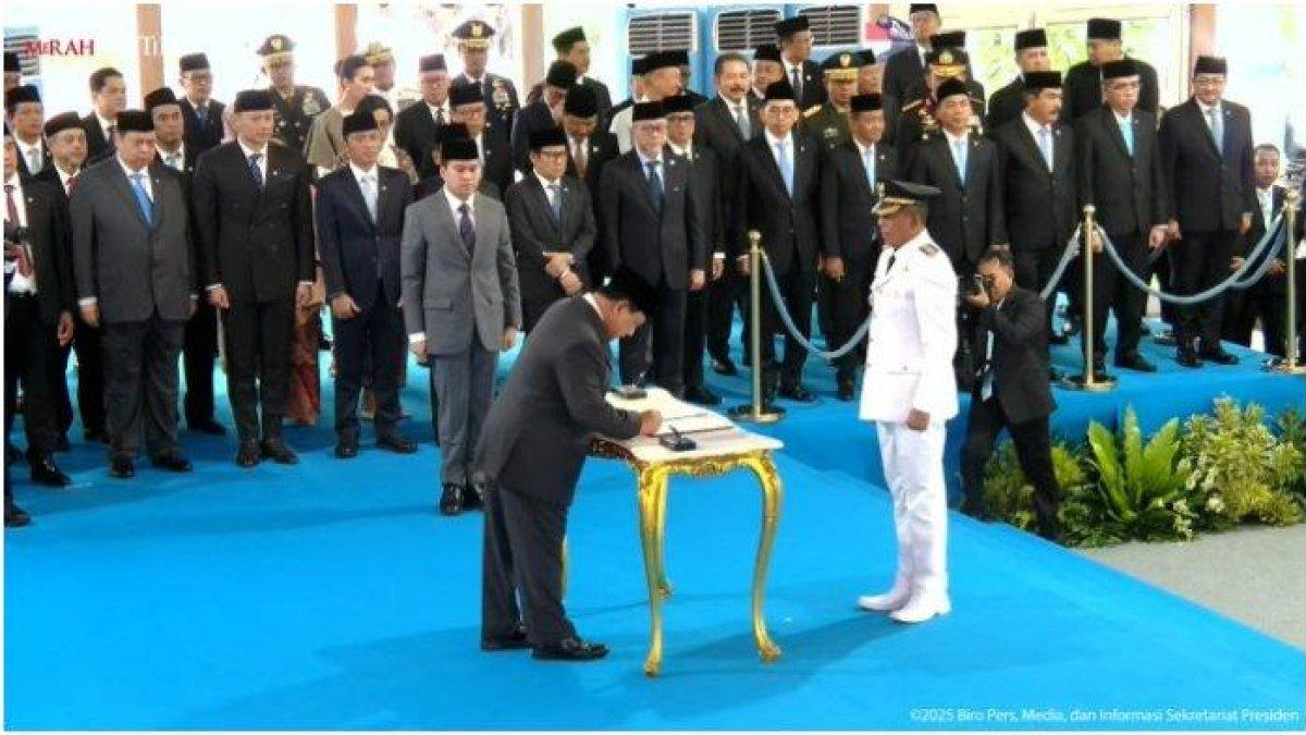 PROFIL BUPATI KARANGASEM - I Gusti Putu Parwata menjadi sorotan publik karena menjadi kepala daerah yang beruntung karena dilantik secara simbolis oleh Presiden ke-8 RI Prabowo Subianto.