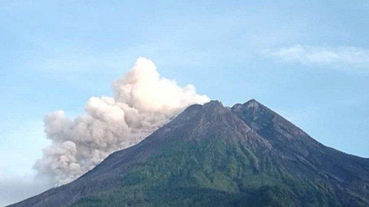 ILUSTRASI : Gunung Merapi mengeluarkan awan panas.