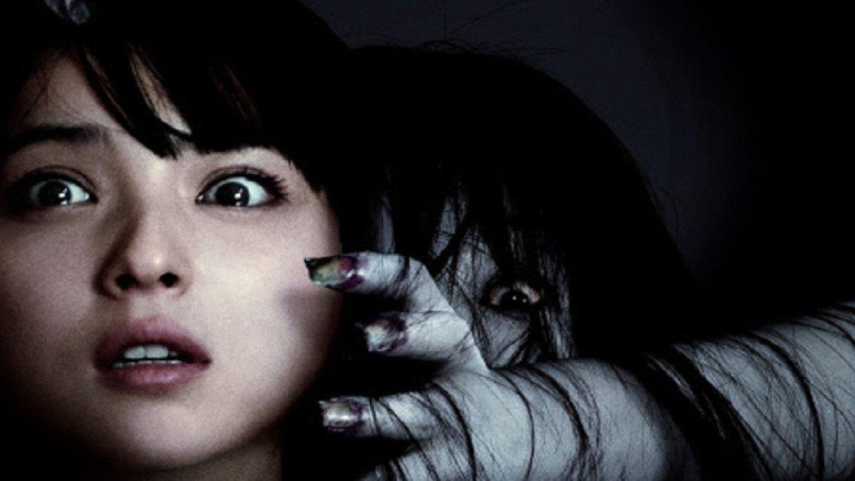 ILUSTRASI Wanita ketakutan diganggu hantu