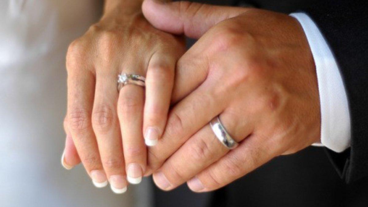 ILUSTRASI cincin lamaran
