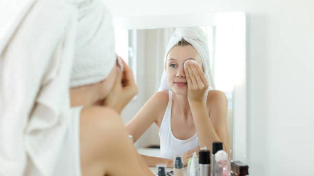 ILUSTRASI - hapus makeup