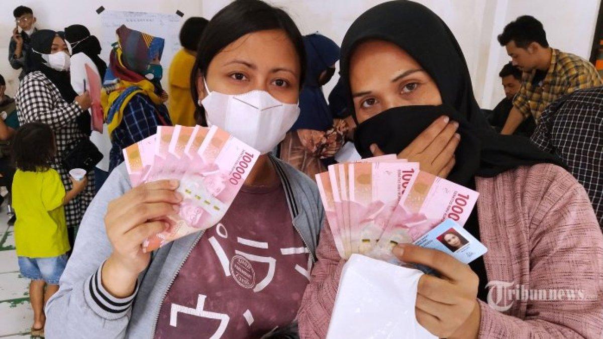 ILUSTRASI menerima Bantuan Langsung Tunai (BLT).