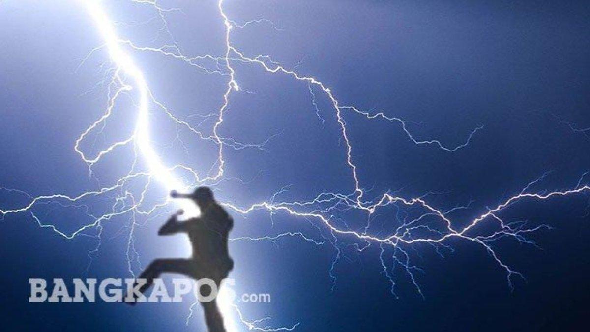ILUSTRASI pria girang disambar petir sebanyak dua kali dalam waktu lima menit, bersyukur masih hidup, keluarga panik.