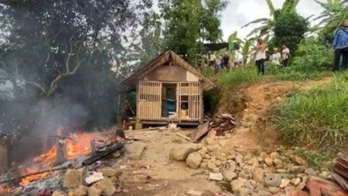 ILUSTRASI rumah yang menjadi markas prostitusi di Sukabumi dibakar warga, meresahkan warga setempat