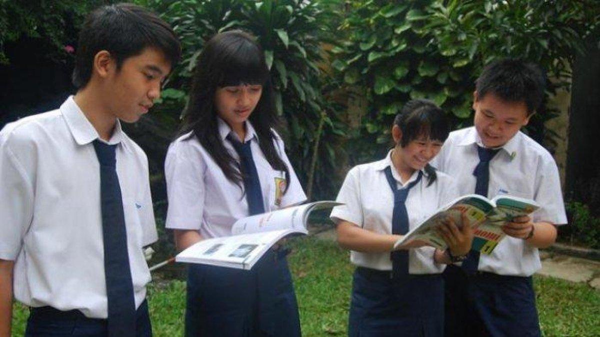 Ilustrasi Siswa Siswi SMP. Soal Ilmu Pengetahuan Sosial IPS Kurikulum Merdeka Kelas IX 9 SMP MTS Halaman 96 tahun 2023: Media sosial memiliki dampak positif dan negatif.