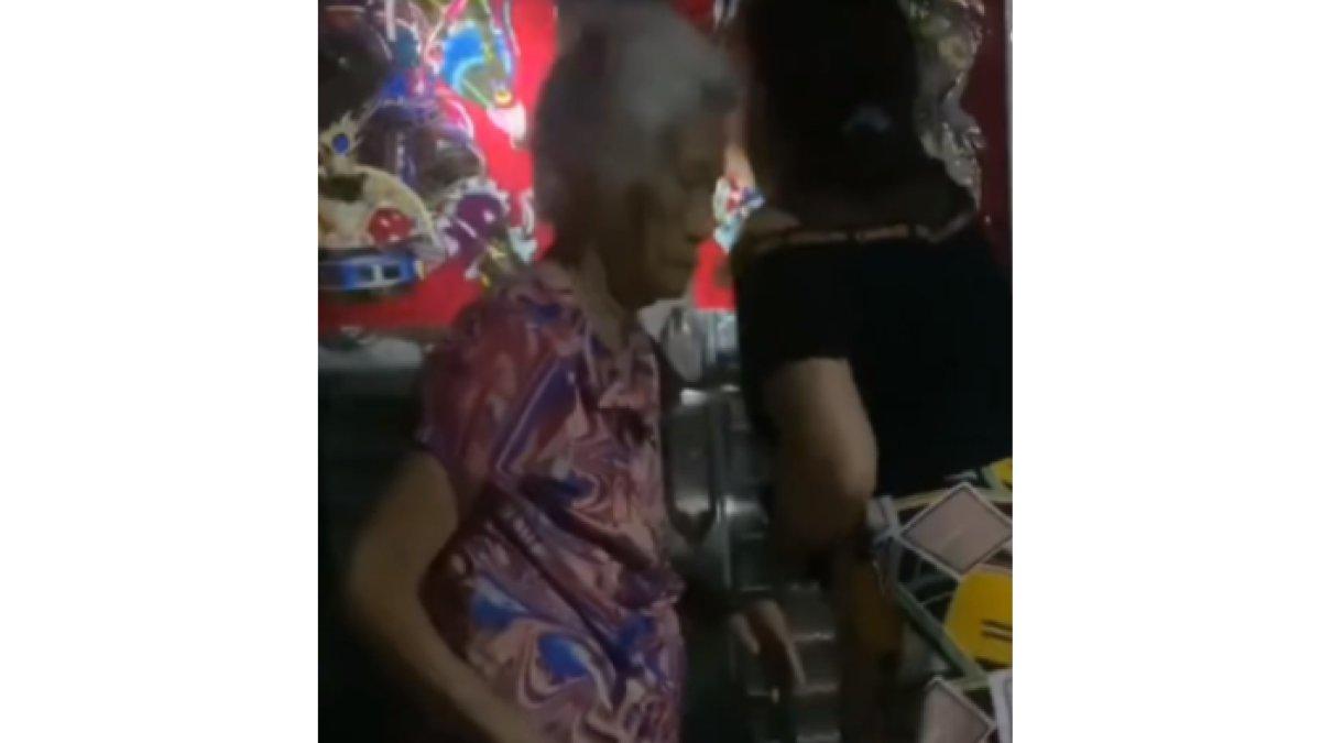Ibu Hoang bersama anaknya.