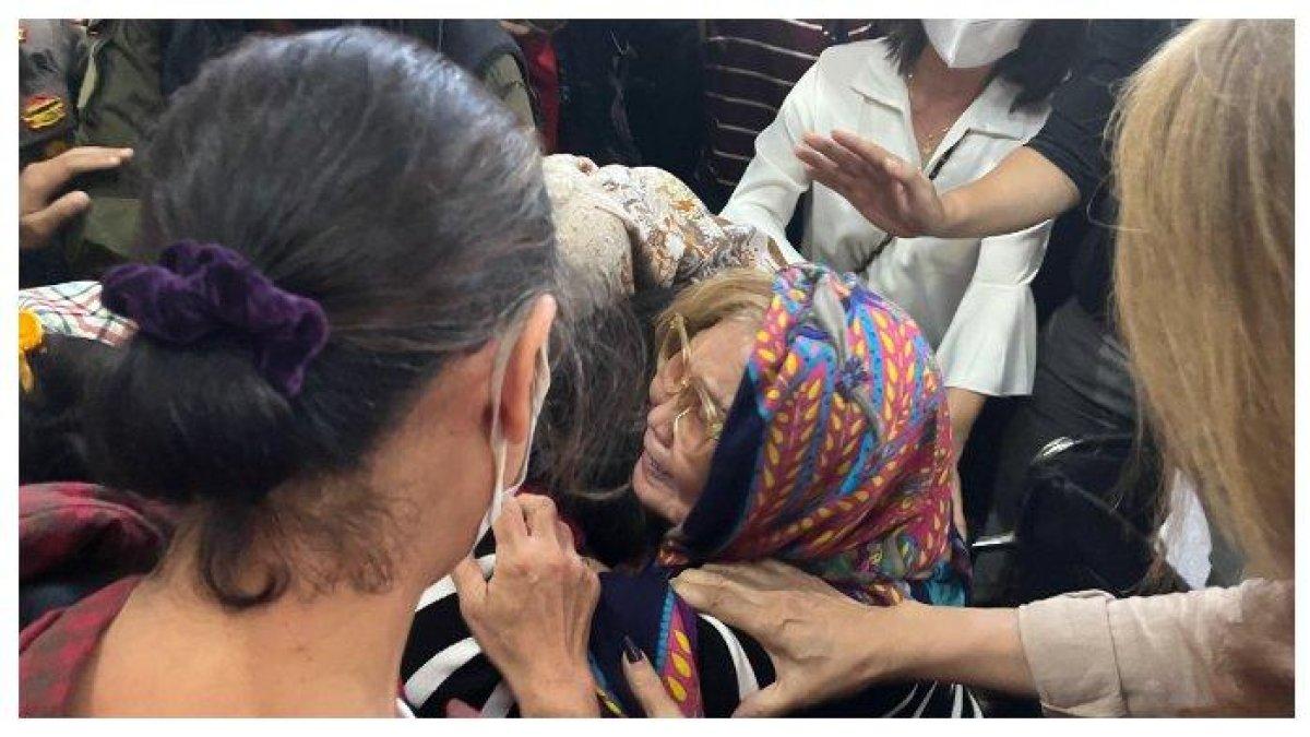 Ibunda terdakwa Helena Lim, Hoa Lien saat peluk anaknya, Helena Lim, dalam sidang agenda pembacaan vonis di Pengadilan Tipikor Jakarta, Senin (30/12/2024).