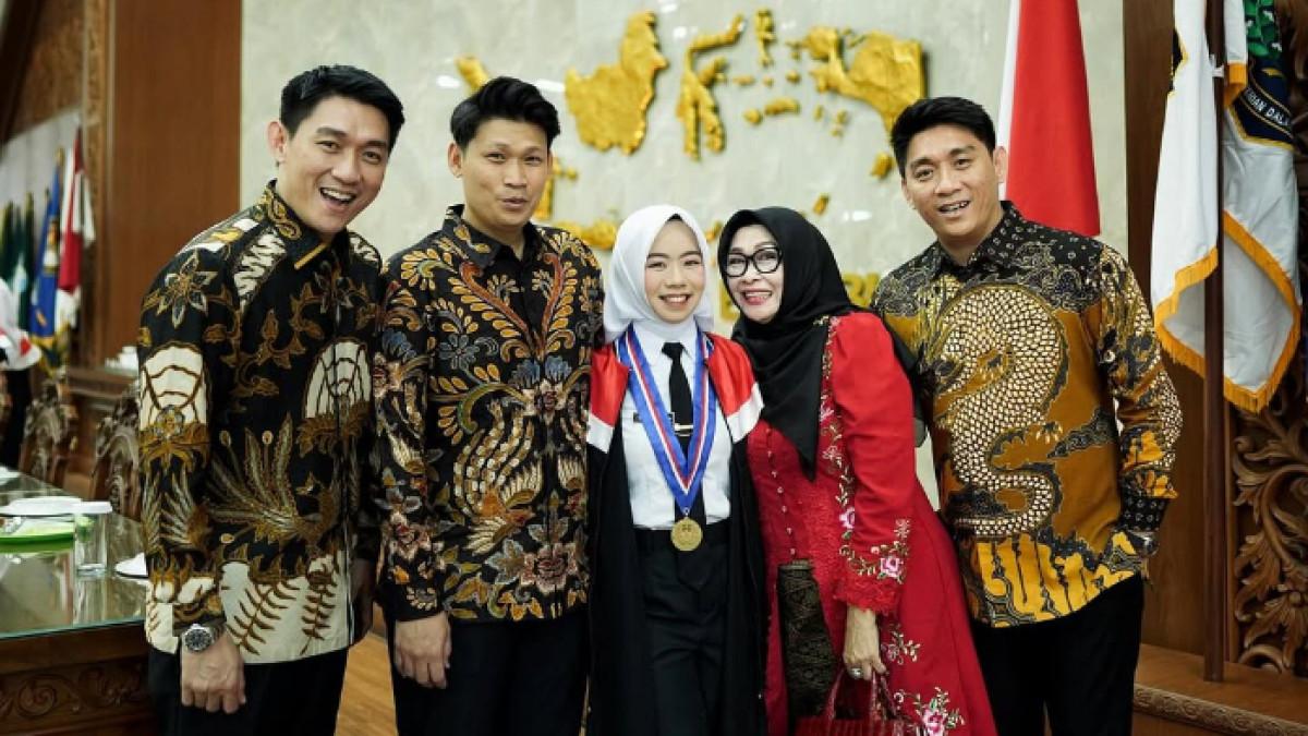 SOSOK VINTYA - Potret Ifan Seventeen dan keluarganya diambil dari Instagram pada Senin (28/7/2025). Ifan Seventeen bangga adik bungsunya, Vintya lulus dari IPDN.