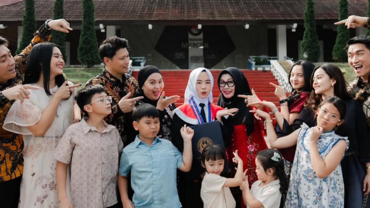 SOSOK VINTYA - Potret Ifan Seventeen dan keluarganya diambil dari Instagram pada Senin (28/7/2025). Ifan Seventeen dan keluarga antarkan Vintya wisuda IPDN.