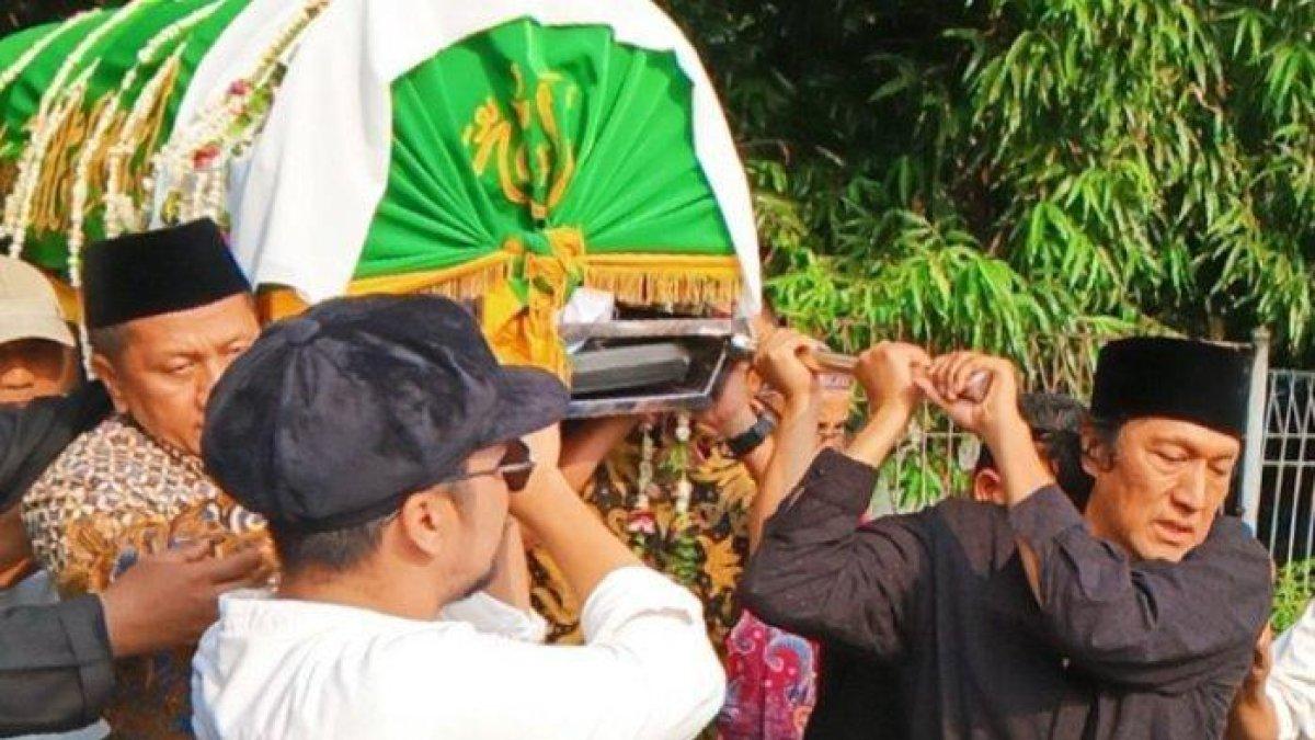 Ikang Fawzi saat mengangkat keranda jenazah Marissa Haque ke tempat peristirahatan terakhirnya di TPU Tanah Kusir, Jakarta Selatan, Rabu (2/10/2024).- Deretan kebaikan Marissa Haque yang mulai terungkap setelah meninggal dunia.