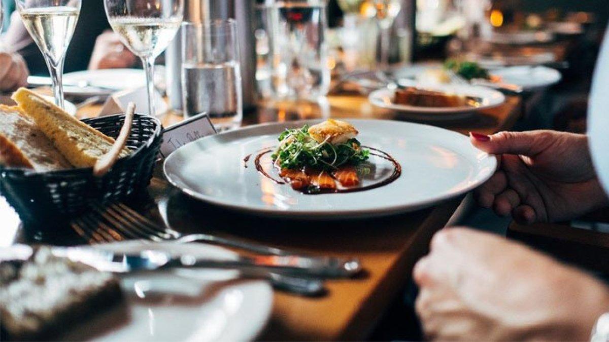 Iliustrasi makan di restoran
