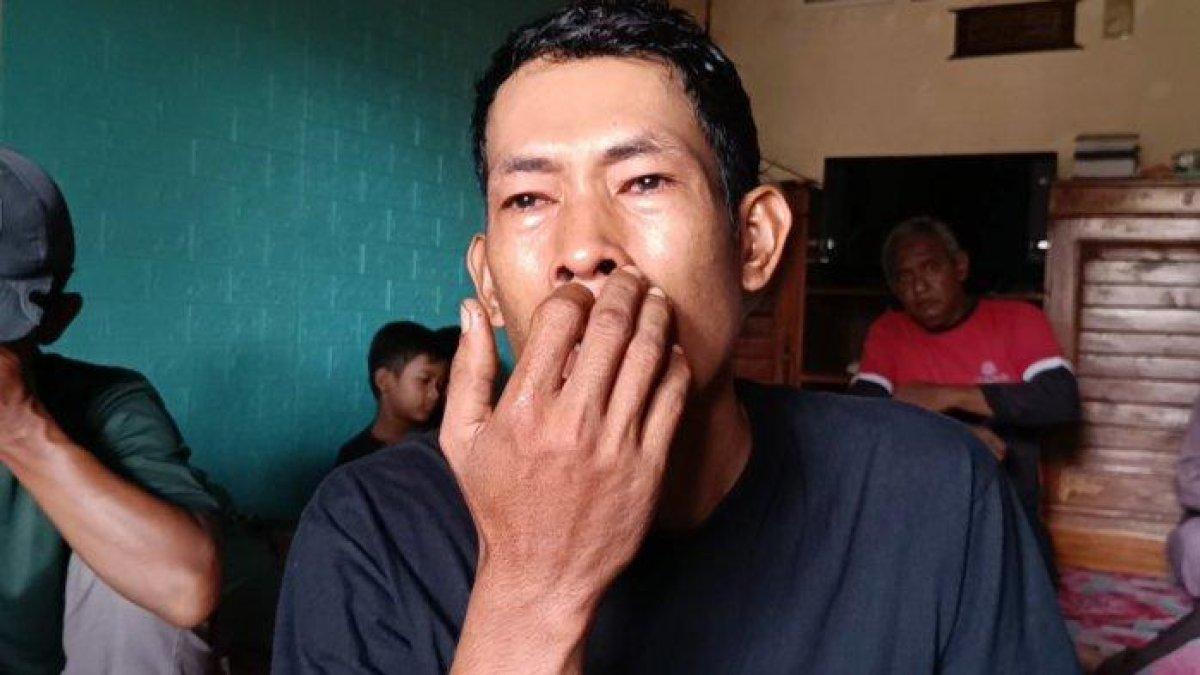 KORBAN LEDAKAN - Ilmansyah (26) adik dari Yusrizal korban ledakan maut saat pemusnahan amunisi di Desa Sagara, Kecamatan Cibalong, Kabupaten Garut, Jawa Barat. Ia menceritakan detik-detik saat tragedi maut itu, Selasa (13/5/2025) di rumah duka.