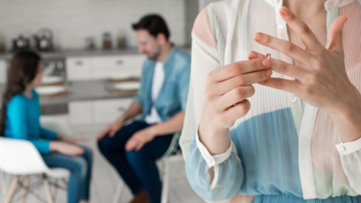 Ilsutrasi istri pergoki suami selingkuh