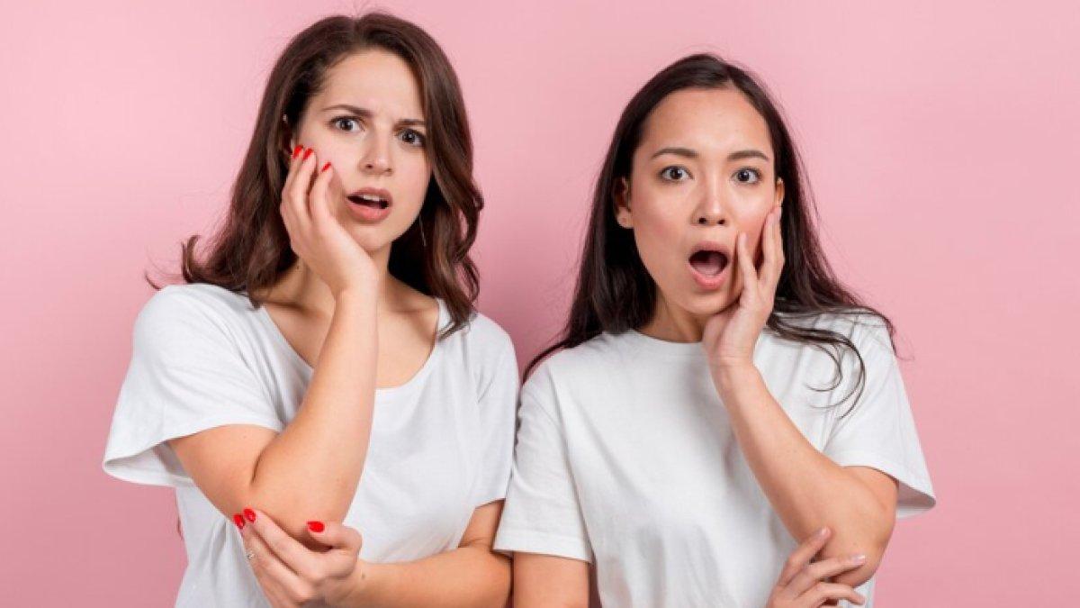 Ilustrasi dua orang wanita pegawai salon kecantikan ini dibuat terkejut saat sambut pelanggannya.