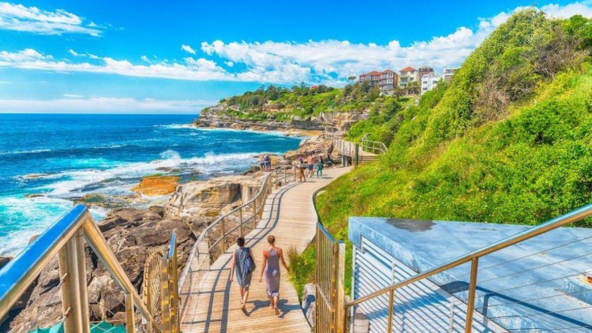Ilustrasi Australia - Pantai Bondi di Sydney.