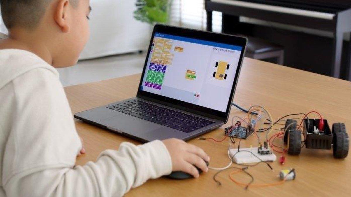 Ilustrasi Coding,- Kunci jawaban soal 'Jelaskan apa itu pembelajaran unplugged coding dan cara pelaksanaannya dengan bahan sederhana!'