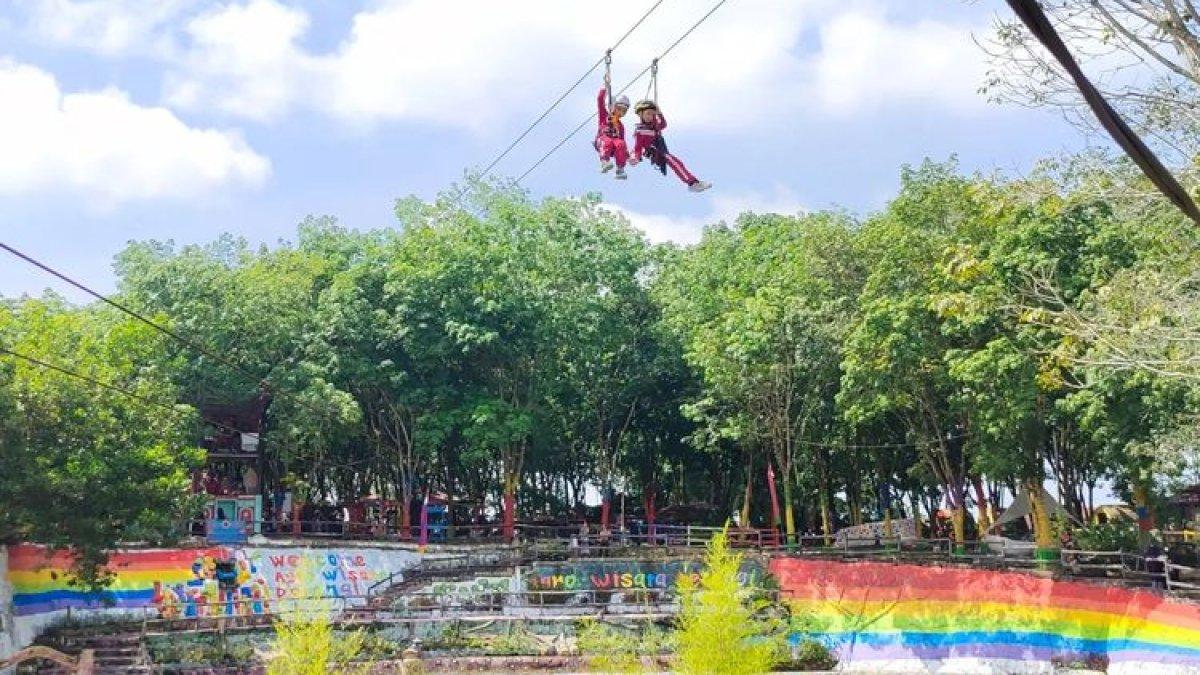 WISATA PEKANBARU: Ilustrasi Flying Fox di Agro Wisata Pelangi, Pekanbaru, Riau